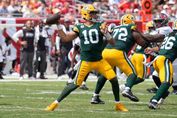 Jordan Love throws 2 touchdown passes, Packers edge Buccaneers 17-14